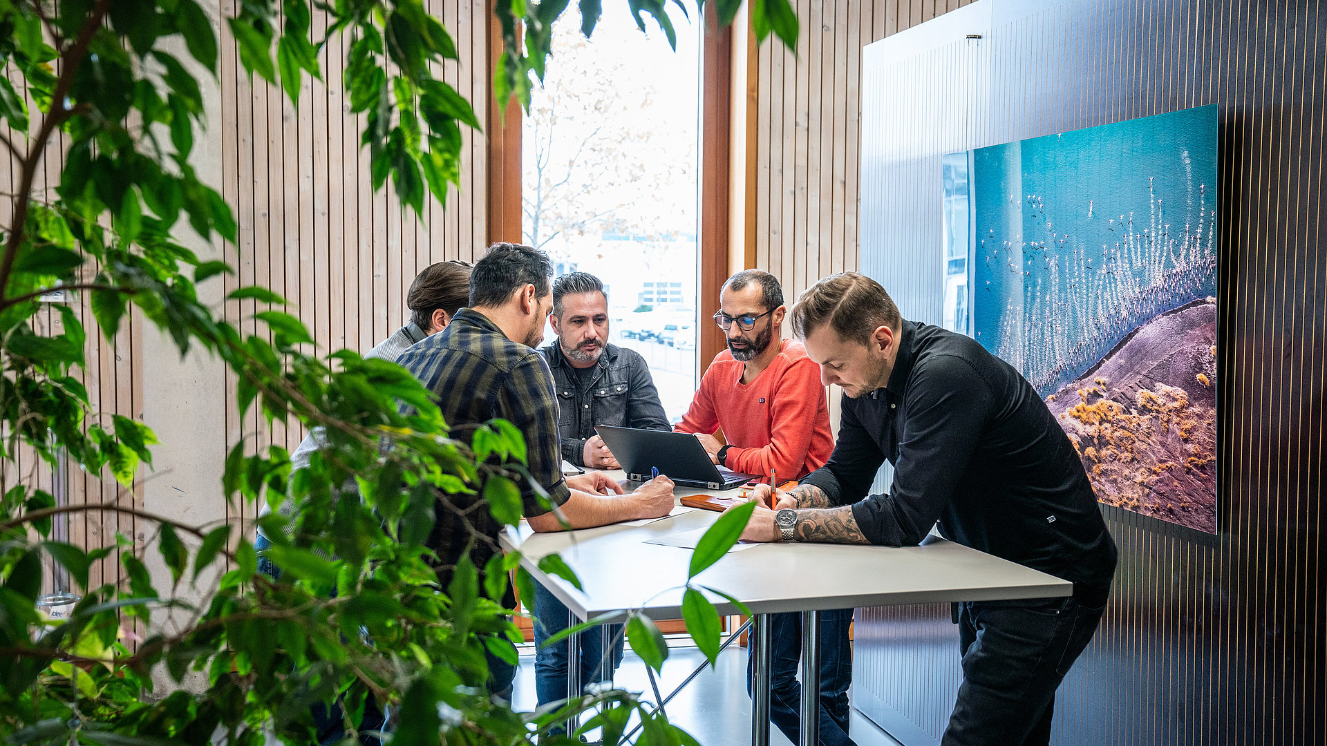 Teammeeting bei Faller Packaging – Experten entwickeln innovative Dienstleistungen und nachhaltige Verpackungslösungen für die Pharmaindustrie.