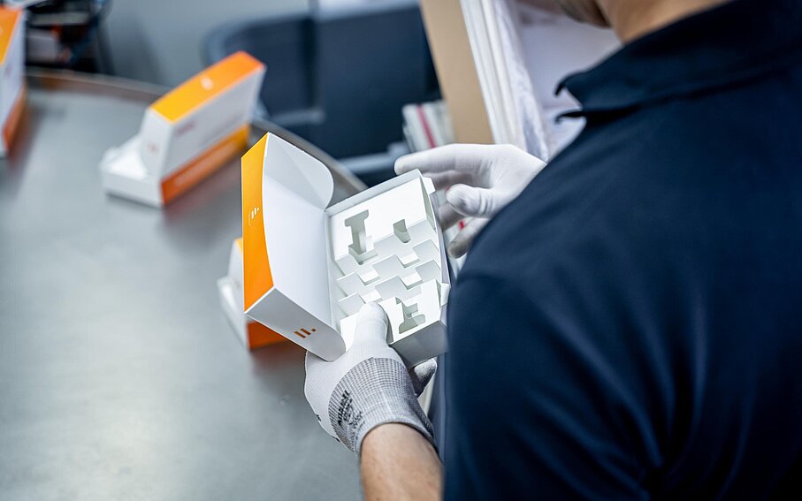 Pharma Faltschachtel mit Inlay und Vials vorbereitet im PrePackaging Service