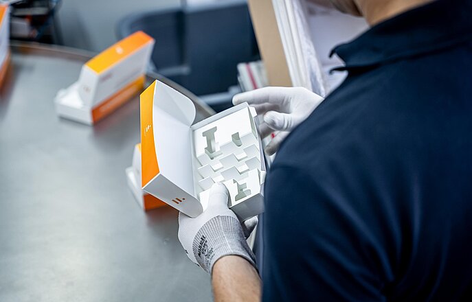 Pharma Faltschachtel mit Inlay und Vials vorbereitet im PrePackaging Service