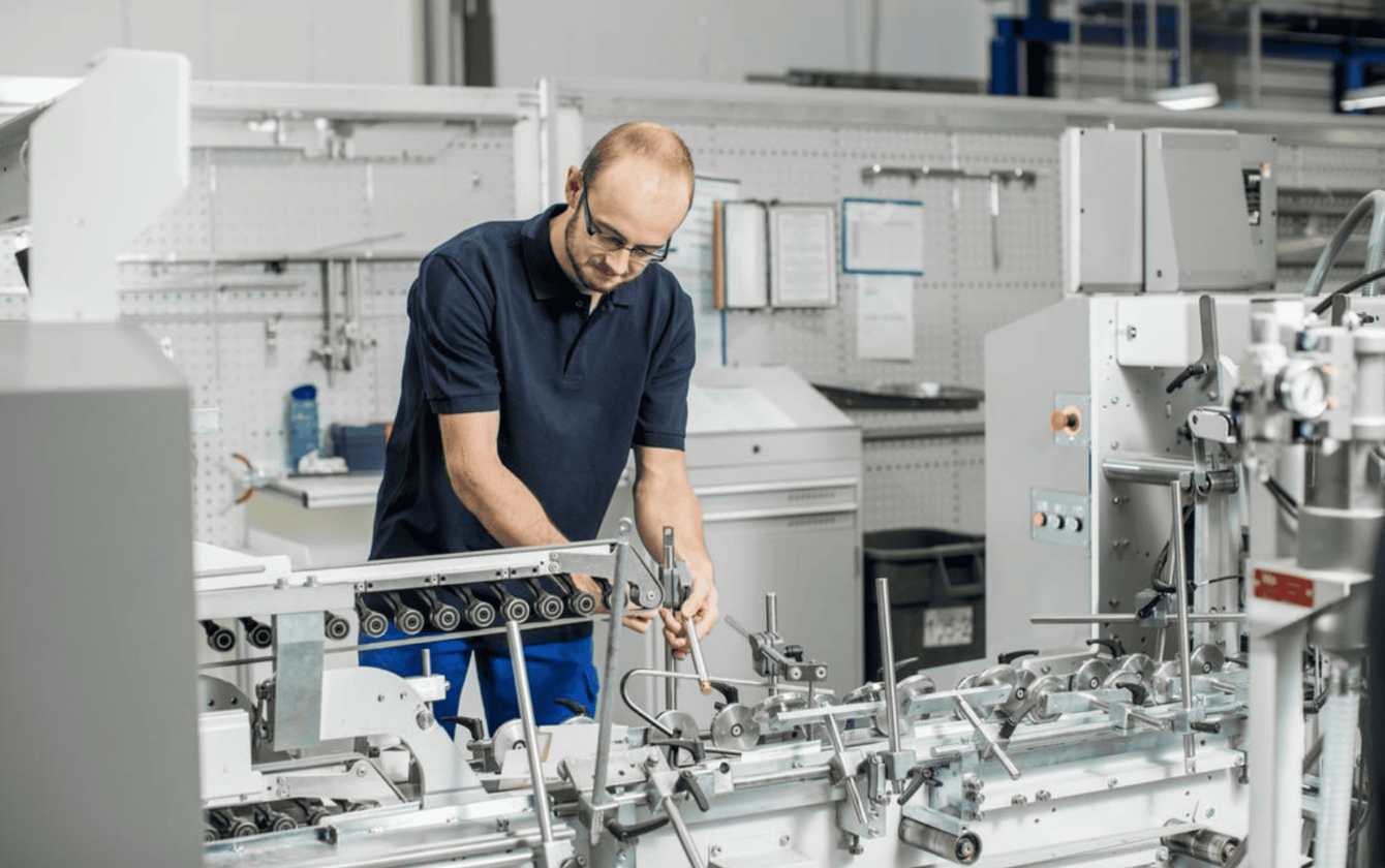 Kleinstauflagen und Sonderkonfigurationen binden keine Linienkapazität mehr. Produktionsressourcen werden gezielt für Long Runs genutzt.