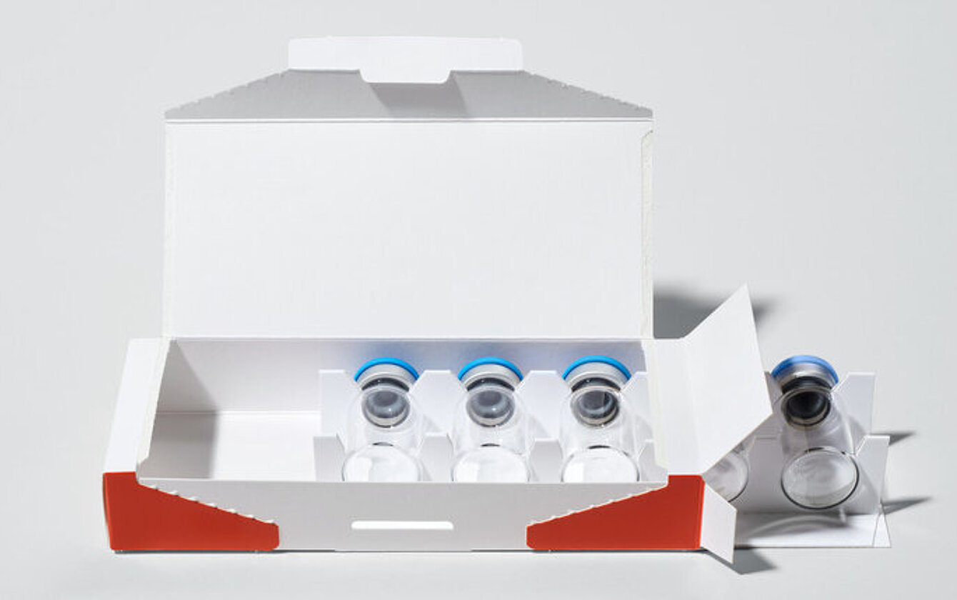 Faltschachtel mit vorkonfektionierten Vials von Faller Packaging – sichere und normgerechte Pharma-Verpackung.