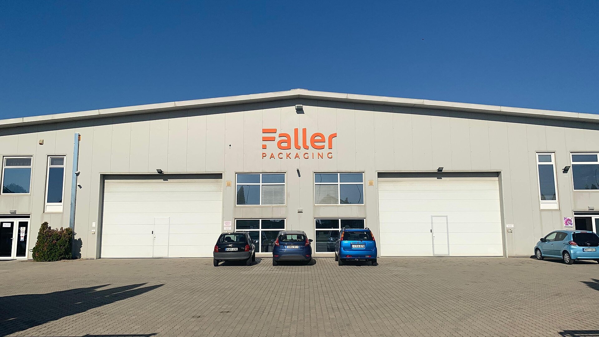 Produktionshalle von Faller Packaging in Debrecen mit modernen Druckmaschinen und Mitarbeitenden