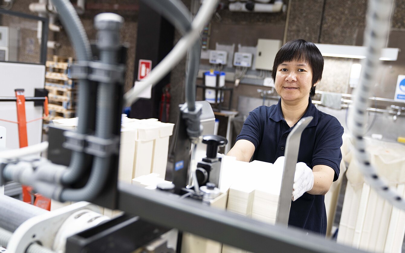 Indsættelse af emnerne i limmaskinen