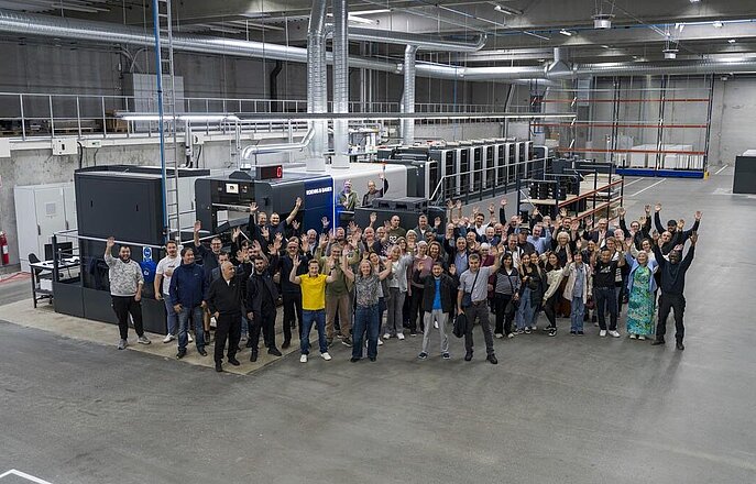 Mitarbeitende von Faller Packaging stehen vor dem neuen Produktionsgebäude in Horsens, Dänemark, und feiern die offizielle Eröffnung des Standorts. Das moderne Werk ist ein wichtiger Meilenstein für die internationale Expansion des Unternehmens und stärkt die Präsenz von Faller Packaging in Nordeuropa.