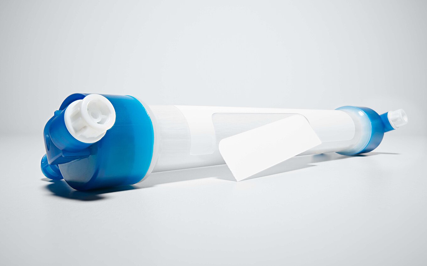 Medizinisches Röhrensystem mit spezieller Etikettenlösung für sichere Rückverfolgbarkeit von Faller Packaging.