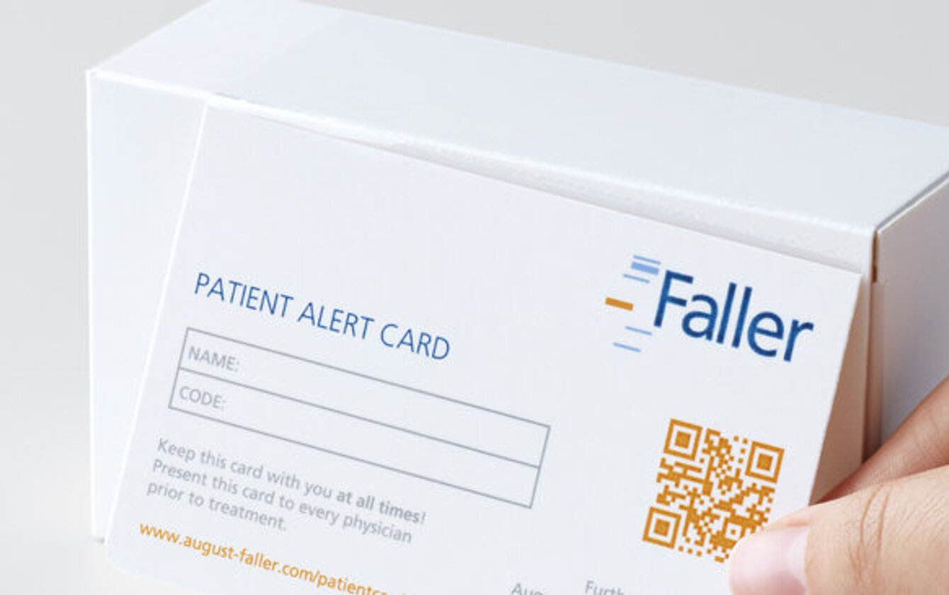 Patient Alert Card wird von Faltschachtel abgetrennt – praktische Lösung von Faller Packaging