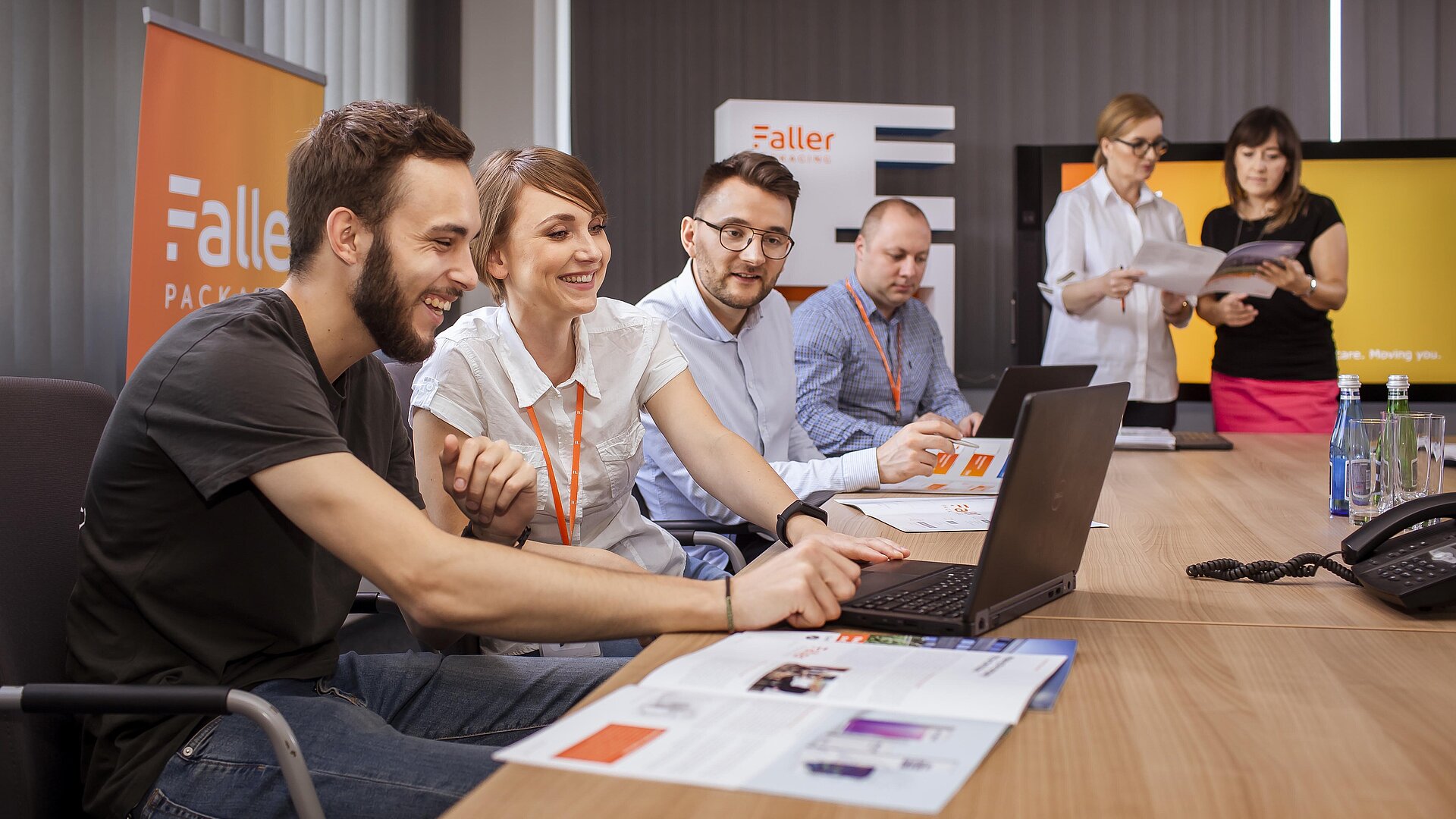 Spotkanie zespołu w Faller Packaging – eksperci opracowują innowacyjne usługi i zrównoważone rozwiązania opakowaniowe dla przemysłu farmaceutycznego.