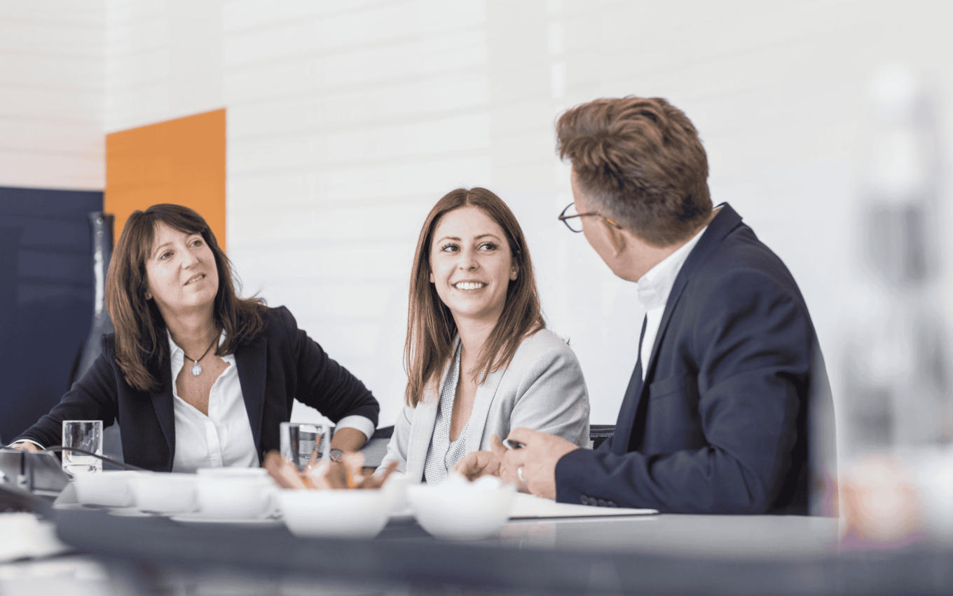 Teamgespräch zwischen Faller Packaging und Partnerunternehmen – gemeinsame Planung der nächsten Schritte für Faserform-Verpackungslösungen