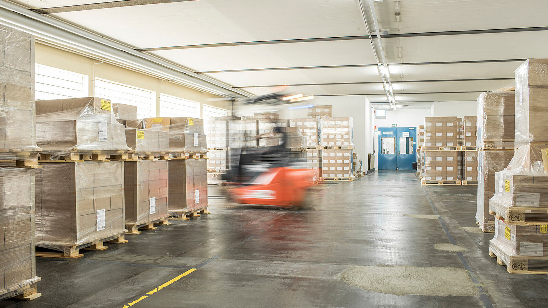 Fahrende Gabelstapler im Lager