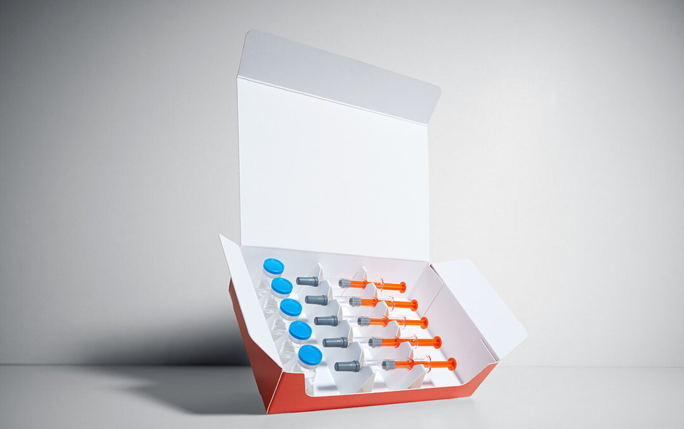 PrePackaging Service von Faller Packaging: Faltschachtel mit vorkonfektionierten Spritzen für eine sichere und effiziente Pharma-Logistik.