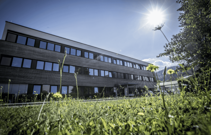 Hauptsitz von Faller Packaging in Waldkirch mit moderner Industriearchitektur im Vordergrund einer begrünten Fläche