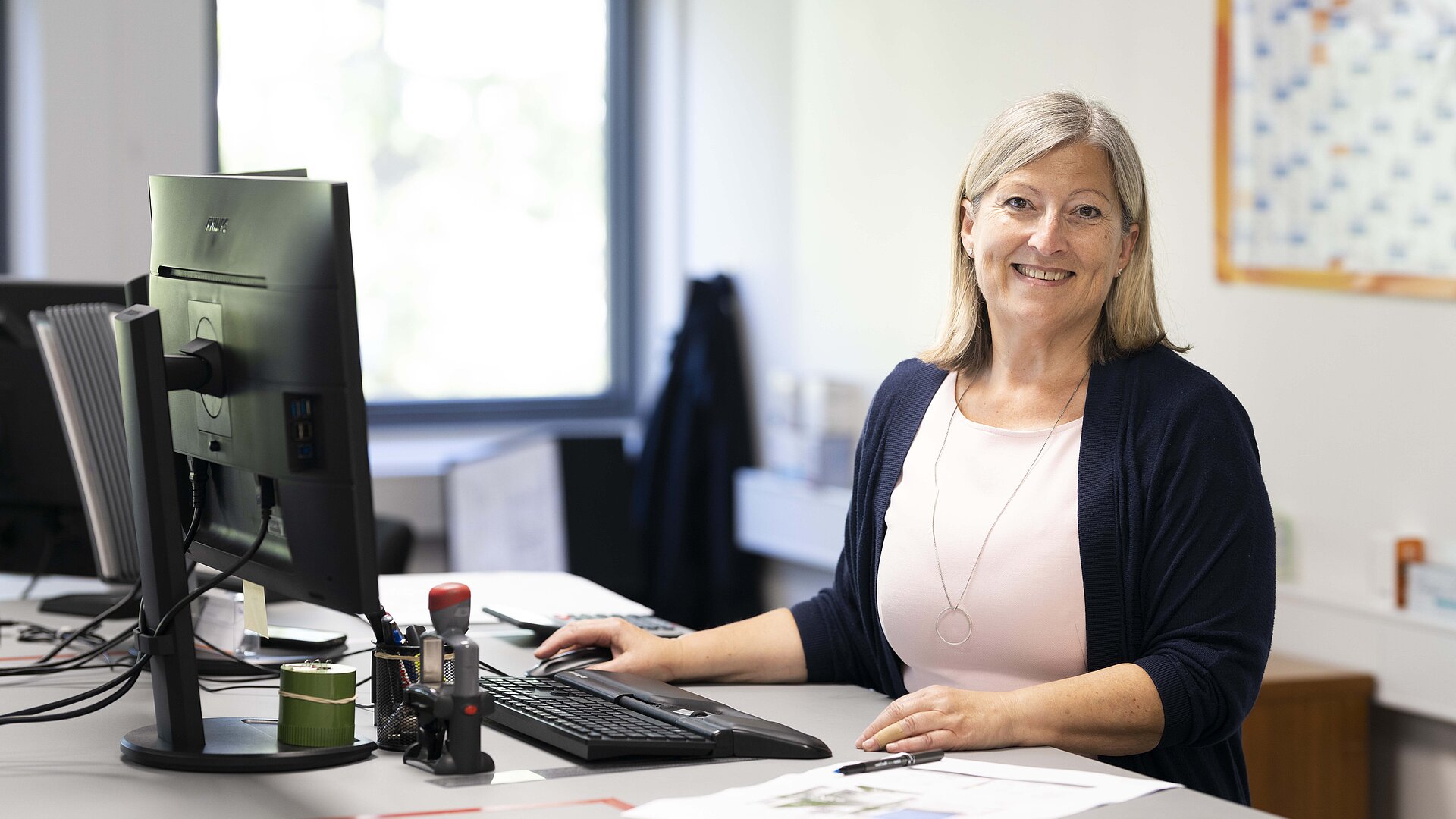 Freundliche Mitarbeiterin im Auftragsservice