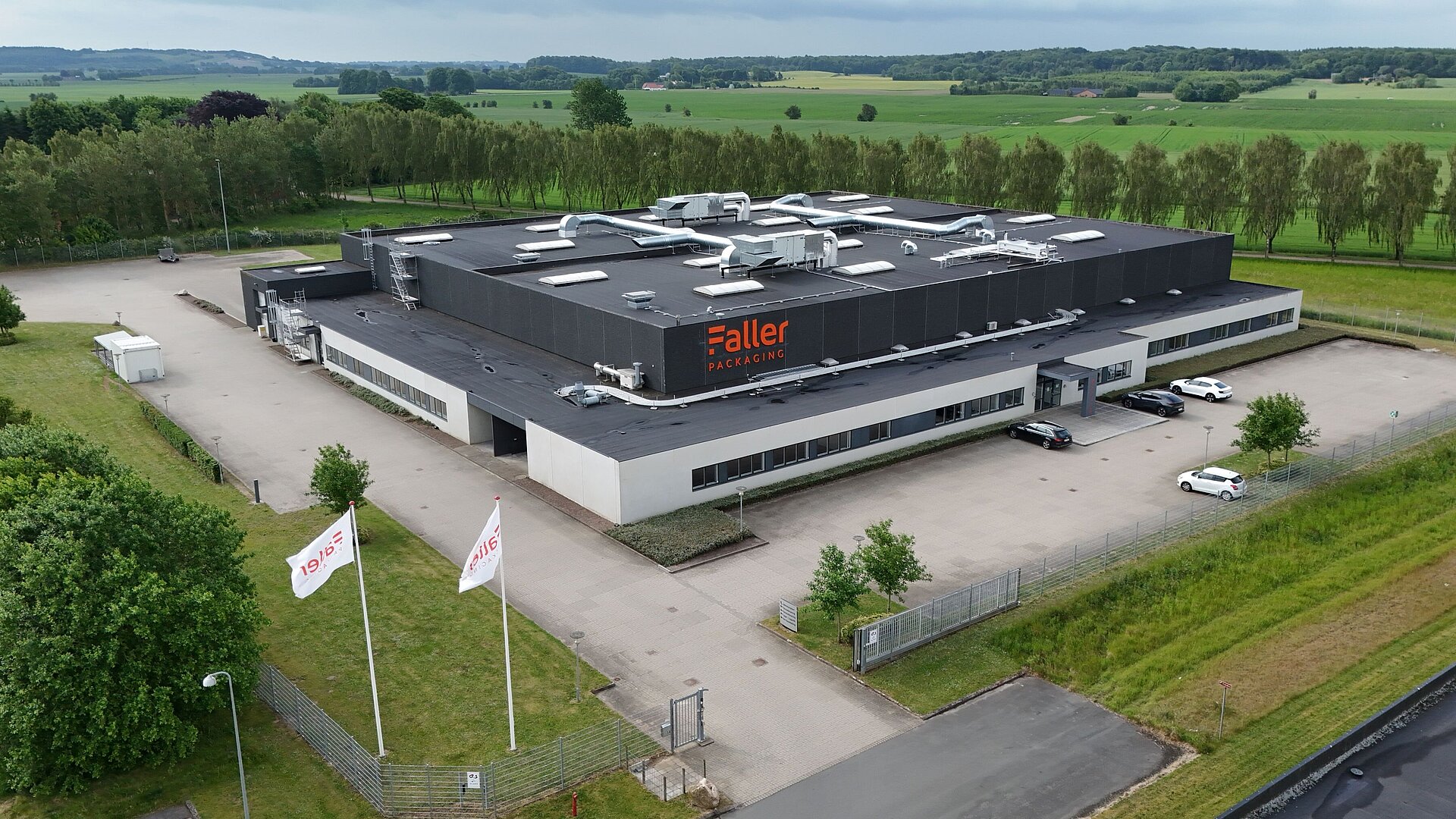 Faller Packaging startet die Produktion am zweiten Standort im dänischen Horsens mit dem Ziel, dort jährlich 600 und insgesamt in Dänemark 900 Millionen Faltschachteln herzustellen.