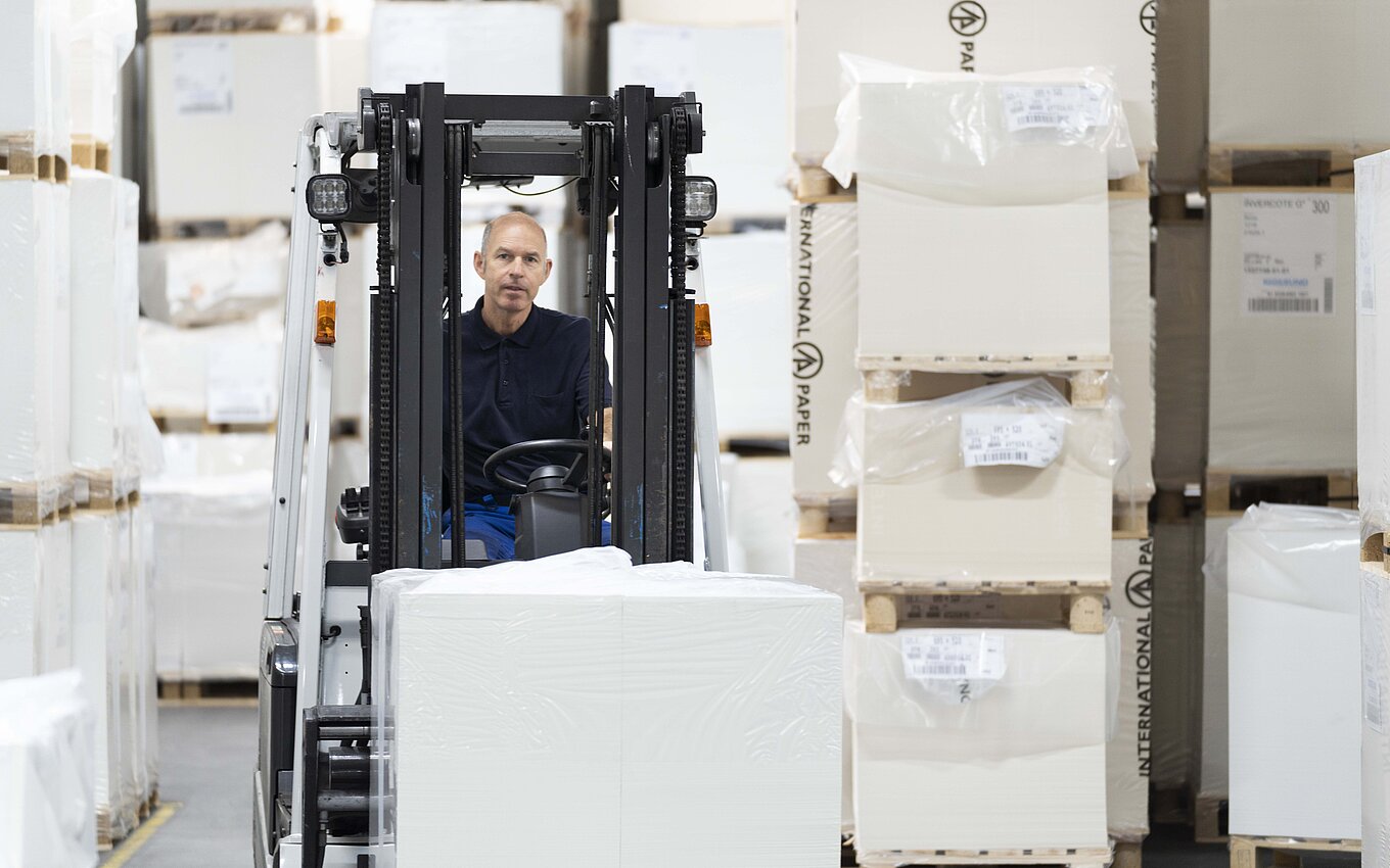 Levering af karton til trykpressen