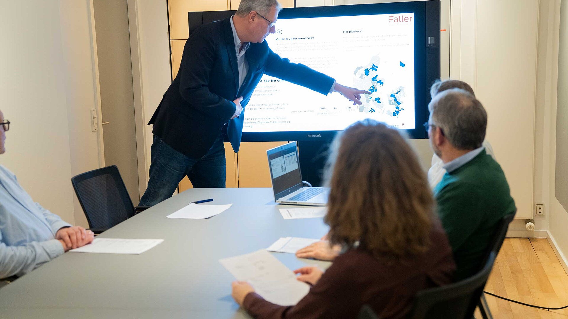 Team-møde hos Faller Packaging – eksperter udvikler innovative services og bæredygtige emballageløsninger til den farmaceutiske industri.