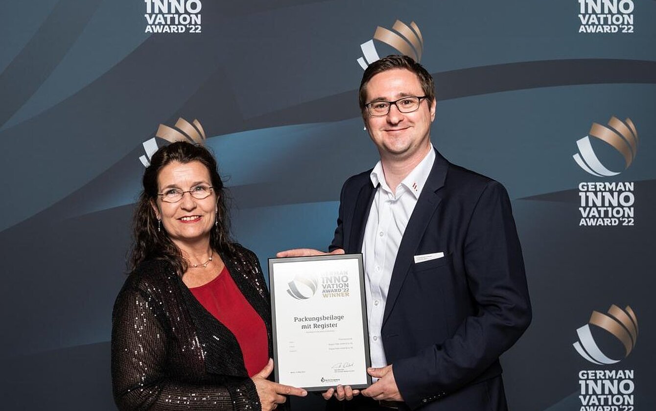 Stolz präsentieren Birgit Tews und Benjamin Rist die Urkunde des German Innovation Award