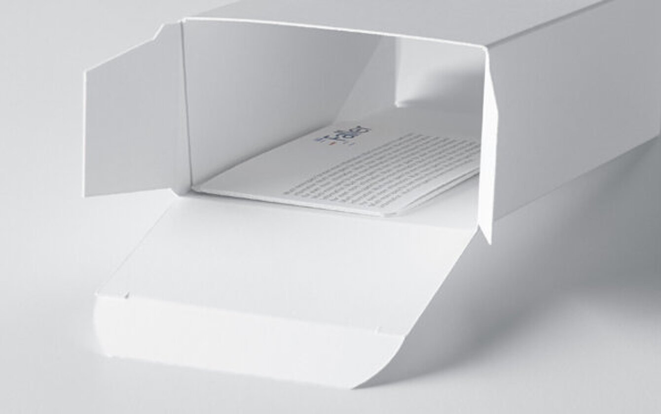 Innenansicht einer Medikamentenfaltschachtel mit eingelegter Patient Alert Card von Faller Packaging