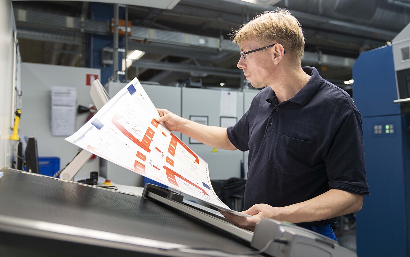 Drucker überprüft visuell Druckbild