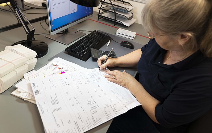 Kvalitetsinspektion Medarbejderen kontrollerer kvaliteten af foldeskrinet