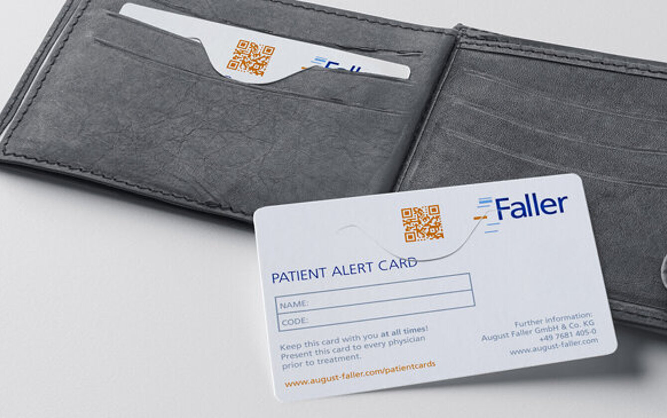 Patient Alert Card von Faller Packaging praktisch im Geldbeutel verstaut für unterwegs