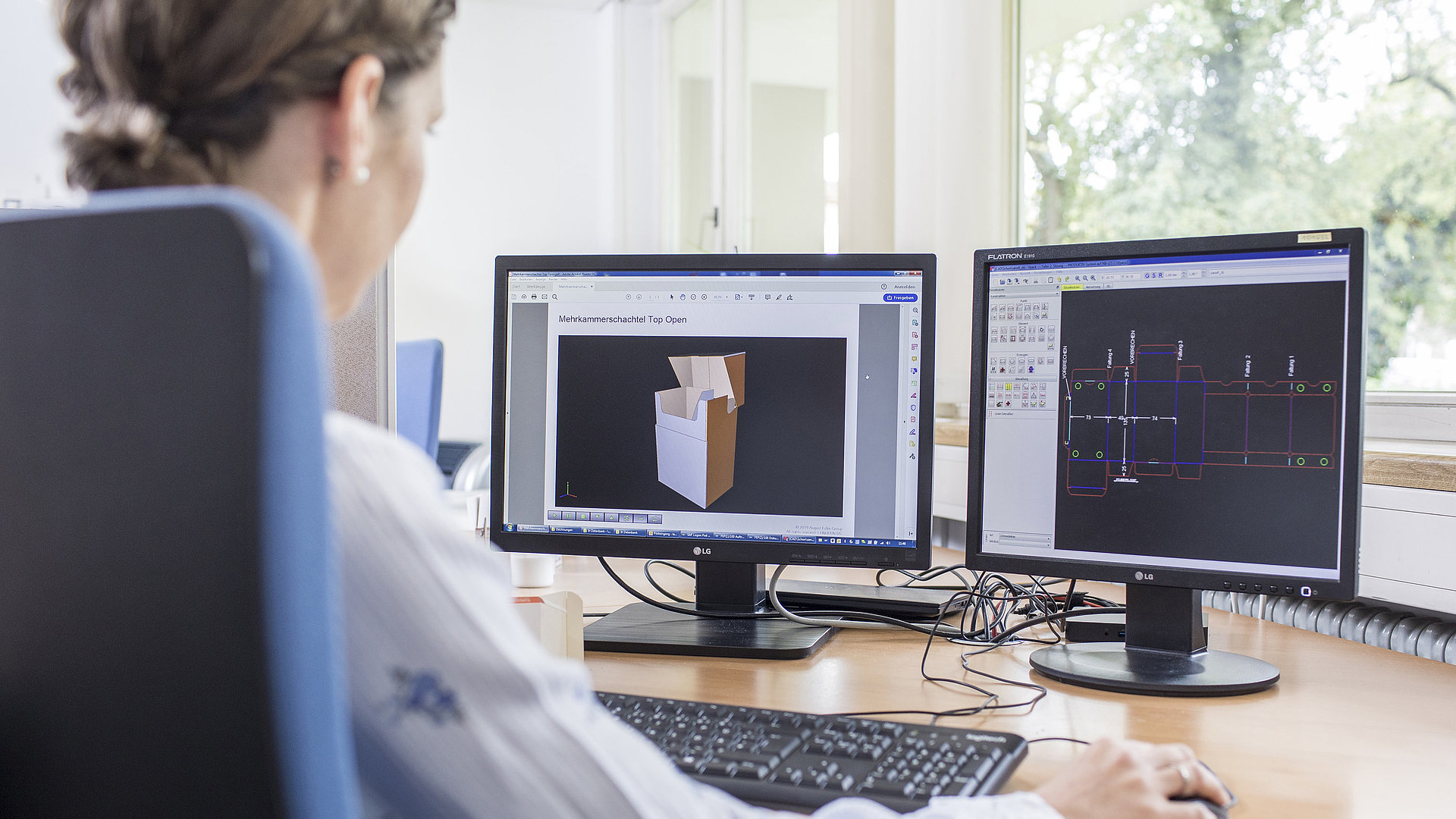 Mitarbeiterin bei Faller Packaging beim Erarbeiten von Artwork-Lösungen für pharmazeutische Faltschachteln, Packungsbeilagen und Etiketten – am Bildschirm zu sehen: Layout, Schnittlinien und 3D-Darstellung für Verpackungskonformität und Regulatory Anforderungen.