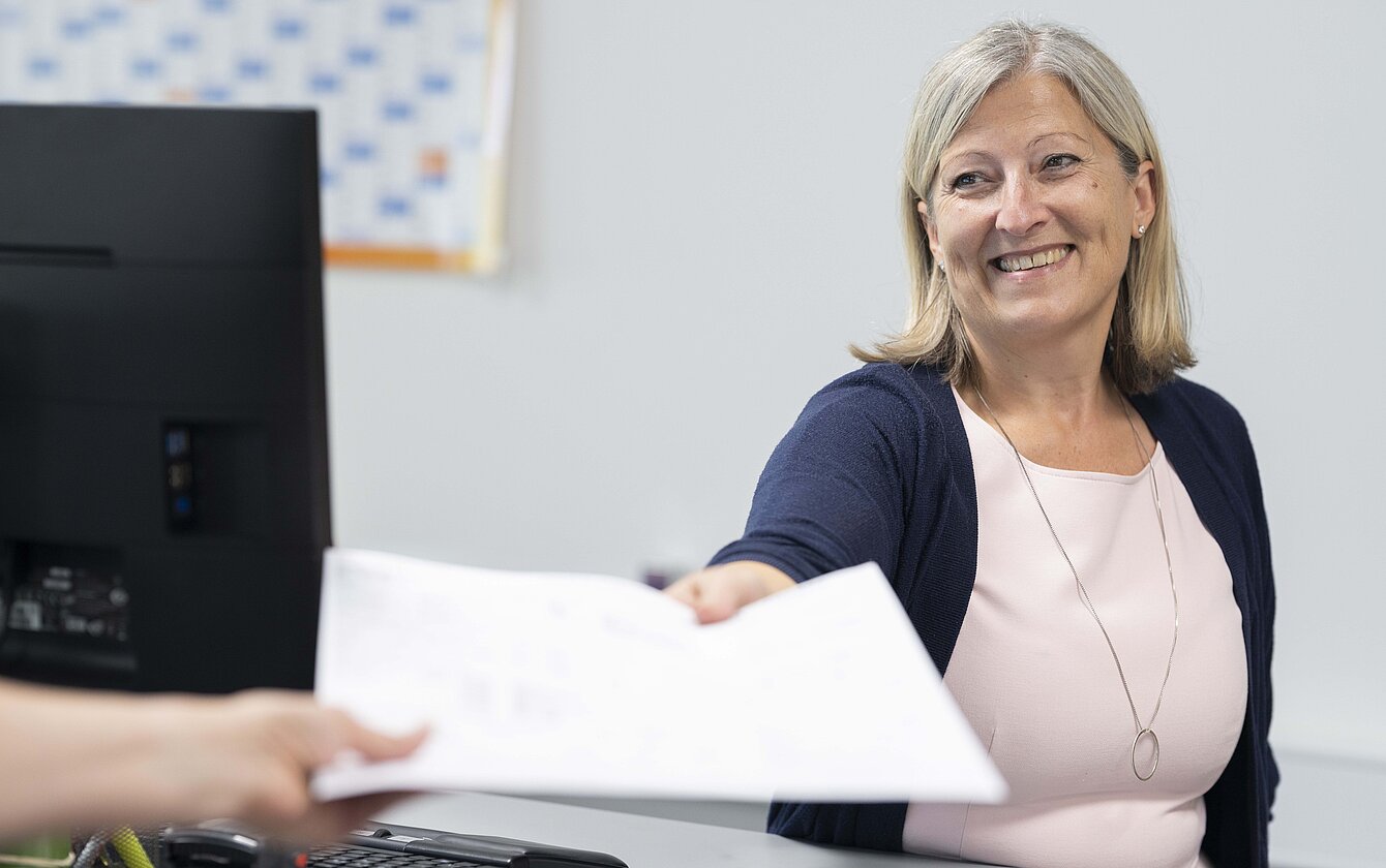 Mitarbeiterin nimmt Kundenbestellung auf