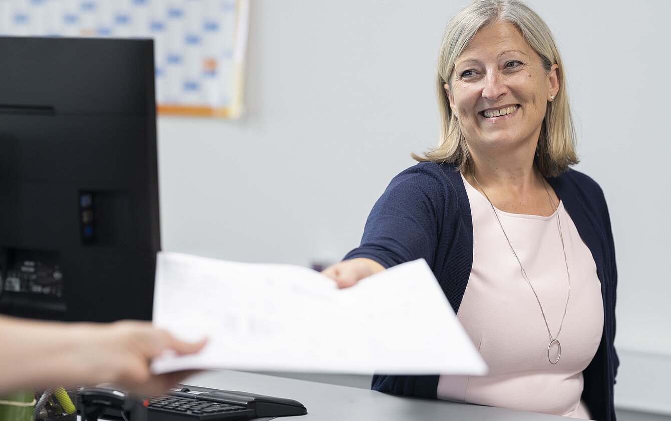 Mitarbeiterin nimmt Kundenbestellung auf