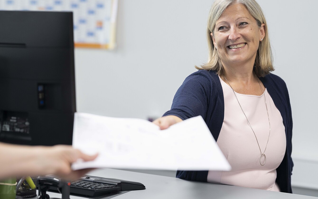 Mitarbeiterin nimmt Kundenbestellung auf