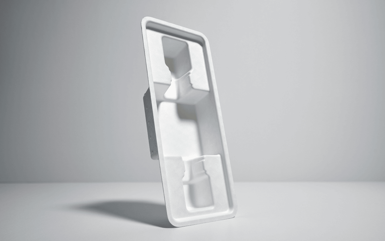 „Leeres Faserform-Tray für pharmazeutische Anwendungen – präzise geformte, nachhaltige Alternative zu Kunststoff-Einsätzen“