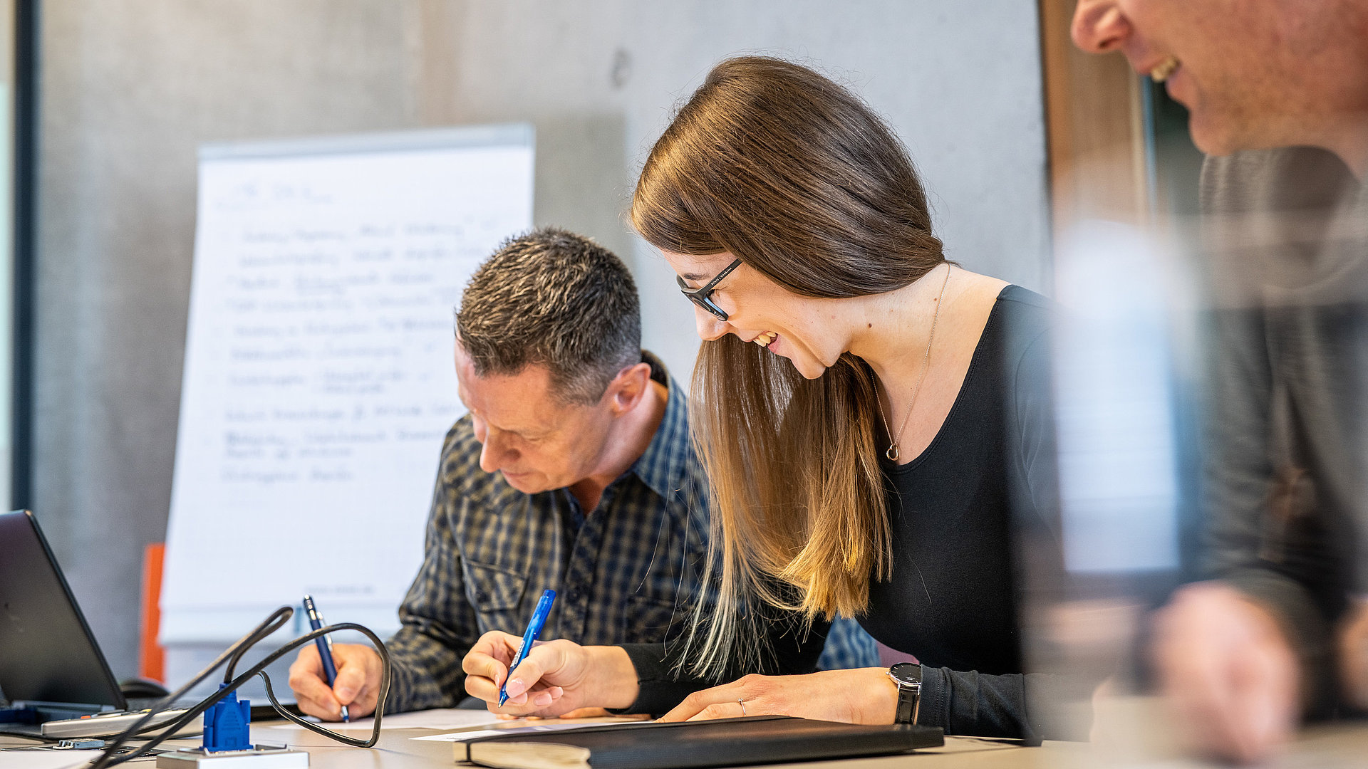 Faller Packaging Mitarbeiter im Workshop zur pharmazeutischen Dokumentation und innovativen Verpackungslösungen.